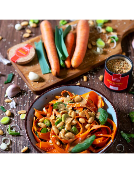 Karotten-Salat mit Sesamdressing und Erdnüssen Rezept