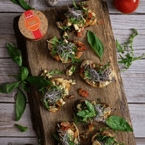 Tomaten auf geröstetem Brot